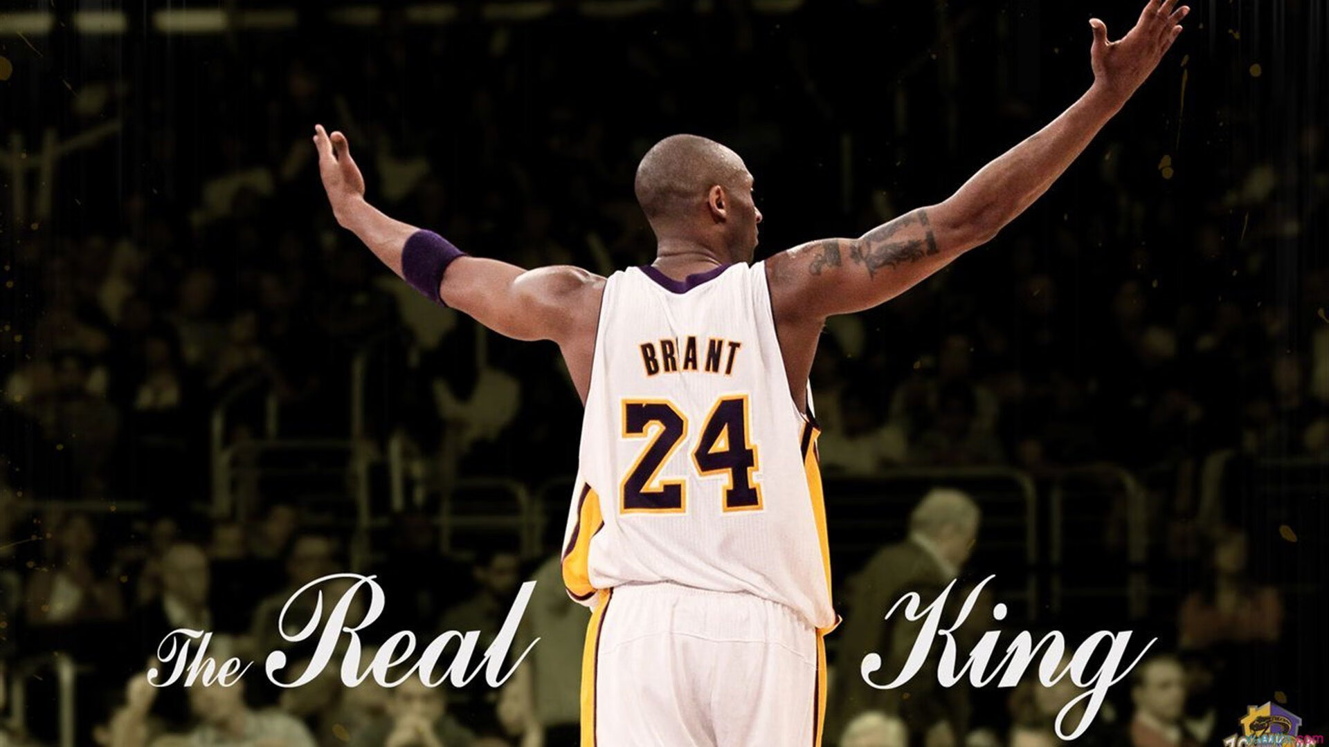 米兰体育官网首页-C罗赛后送球鞋给场边小球迷，c罗送队友手表